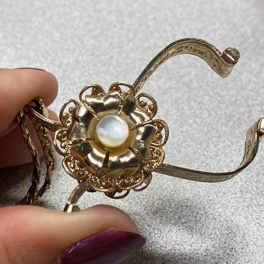 Vintage Gold Tone Floral Glove Clip‎ Holder with Chain and Faux Pearl Accent - Picture 7 of 8